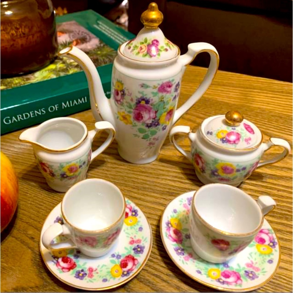 Floral ceramic tea set